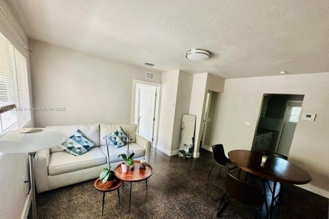 Снять в аренду виллу или дом в Саут-Майами, Флорида 2 спальни, 57.6м2, № 1924916 - фото 1