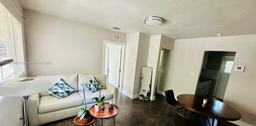 Casa en South Miami, Florida 2 dormitorios, 111.48 m2 № 1924916