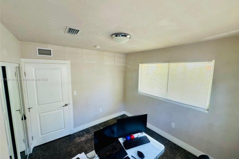 Снять в аренду виллу или дом в Саут-Майами, Флорида 2 спальни, 57.6м2, № 1924916 - фото 4