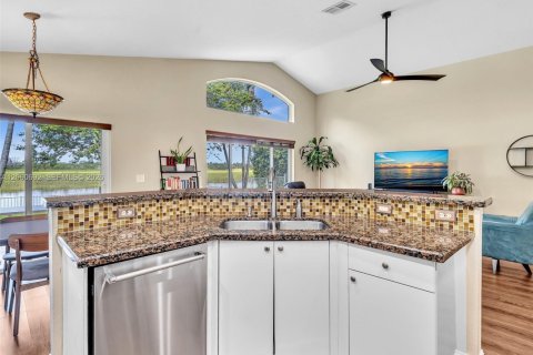 House in Pembroke Pines, Florida 4 bedrooms, 217.3 sq.m. № 2250305 - photo 13