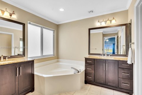 House in Pembroke Pines, Florida 4 bedrooms, 217.3 sq.m. № 2250305 - photo 27