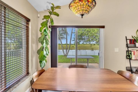 House in Pembroke Pines, Florida 4 bedrooms, 217.3 sq.m. № 2250305 - photo 15
