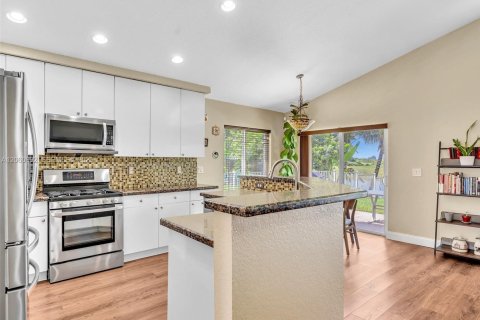 House in Pembroke Pines, Florida 4 bedrooms, 217.3 sq.m. № 2250305 - photo 12