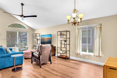 House in Pembroke Pines, Florida 4 bedrooms, 217.3 sq.m. № 2250305 - photo 7