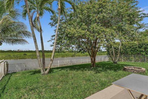 House in Pembroke Pines, Florida 4 bedrooms, 217.3 sq.m. № 2250305 - photo 18