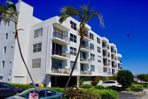 Condominio en venta en Lantana, Florida, 1 dormitorio, 65.22 m2 № 2169519 - foto 2