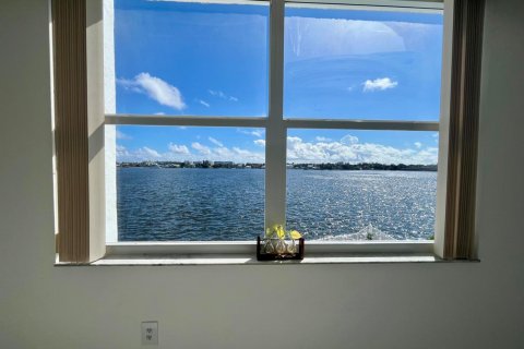 Condominio en venta en Lantana, Florida, 1 dormitorio, 65.22 m2 № 2169519 - foto 17