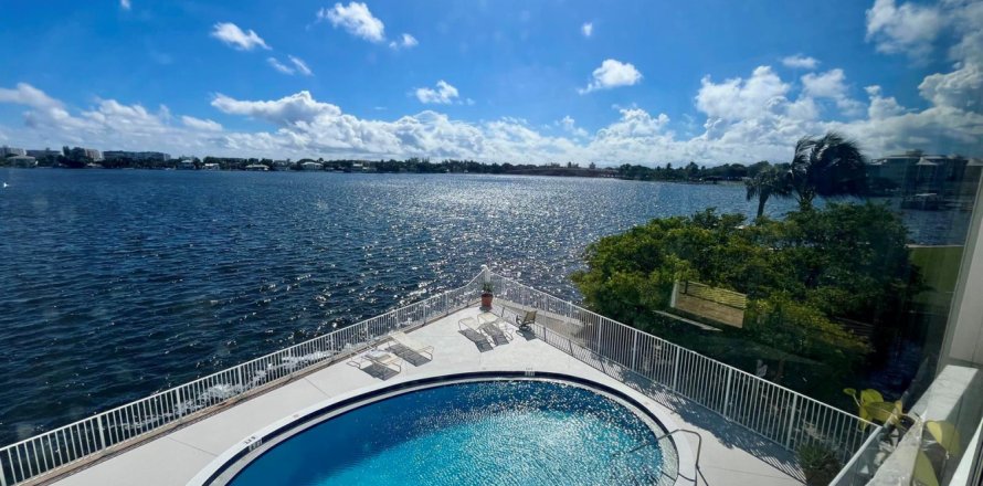 Condominio en Lantana, Florida, 1 dormitorio  № 2169519