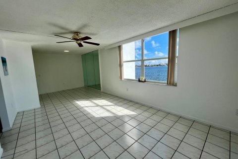 Condominio en venta en Lantana, Florida, 1 dormitorio, 65.22 m2 № 2169519 - foto 8
