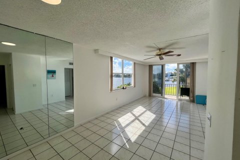 Condominio en venta en Lantana, Florida, 1 dormitorio, 65.22 m2 № 2169519 - foto 4