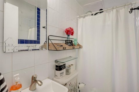 Снять в аренду таунхаус в Корал-Гейблс, Флорида 3 спальни, 111.48м2, № 2019286 - фото 16