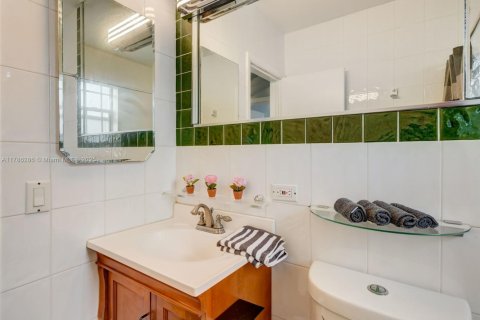 Снять в аренду таунхаус в Корал-Гейблс, Флорида 3 спальни, 111.48м2, № 2019286 - фото 12