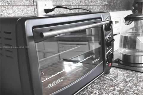 Снять в аренду таунхаус в Корал-Гейблс, Флорида 3 спальни, 111.48м2, № 2019286 - фото 8