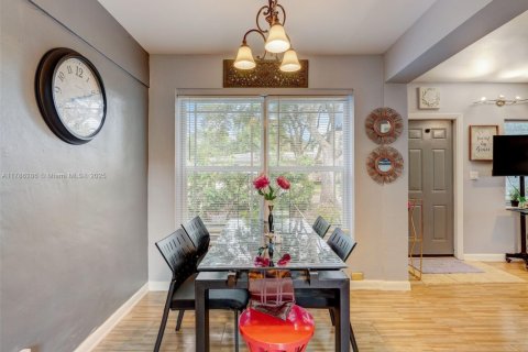 Снять в аренду таунхаус в Корал-Гейблс, Флорида 3 спальни, 111.48м2, № 2019286 - фото 7