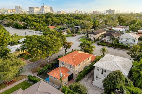 Снять в аренду таунхаус в Корал-Гейблс, Флорида 3 спальни, 111.48м2, № 2019286 - фото 19