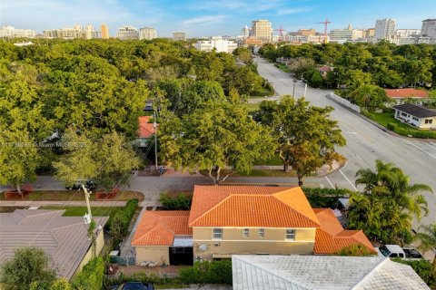 Снять в аренду таунхаус в Корал-Гейблс, Флорида 3 спальни, 111.48м2, № 2019286 - фото 18