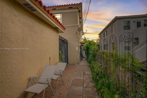 Снять в аренду таунхаус в Корал-Гейблс, Флорида 3 спальни, 111.48м2, № 2019286 - фото 24