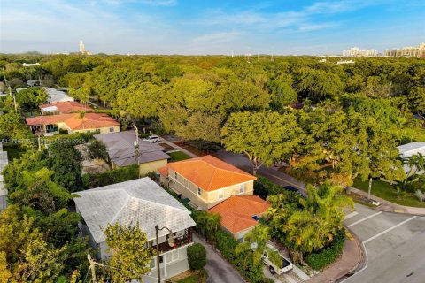 Снять в аренду таунхаус в Корал-Гейблс, Флорида 3 спальни, 111.48м2, № 2019286 - фото 17