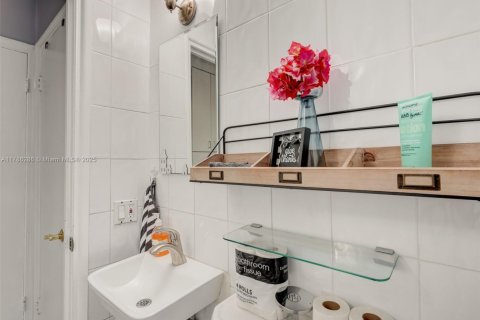 Снять в аренду таунхаус в Корал-Гейблс, Флорида 3 спальни, 111.48м2, № 2019286 - фото 9