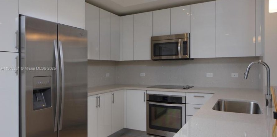 Кондоминиум с 2 спальнями в Майами, Флорида № 1965604