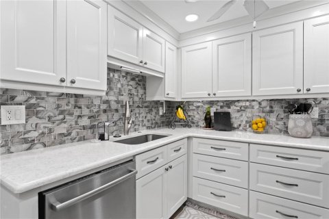 Condo in Dunedin, Florida, 2 bedrooms  № 1837583 - photo 11