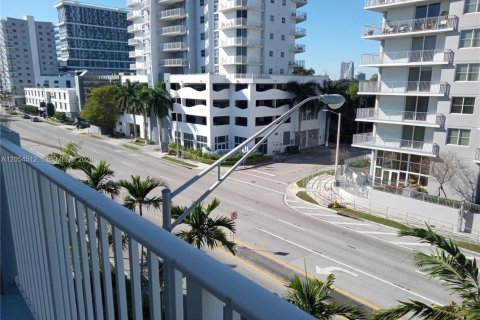 Condo in Miami, Florida, 2 bedrooms  № 2392272 - photo 4
