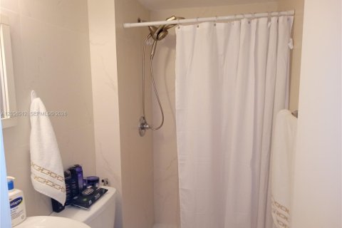 Condo in Miami, Florida, 2 bedrooms  № 2392272 - photo 13