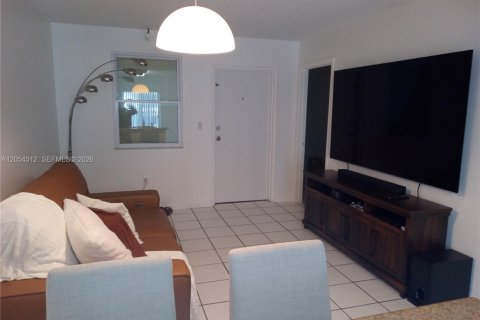 Condo in Miami, Florida, 2 bedrooms  № 2392272 - photo 7