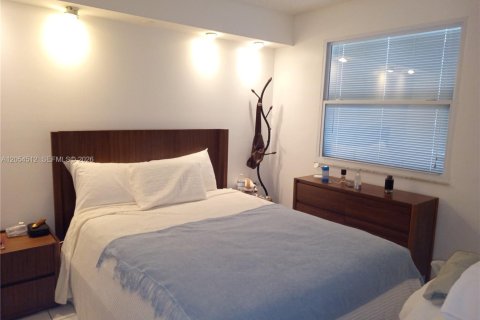 Condo in Miami, Florida, 2 bedrooms  № 2392272 - photo 9