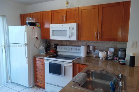 Condo in Miami, Florida, 2 bedrooms  № 2392272 - photo 8