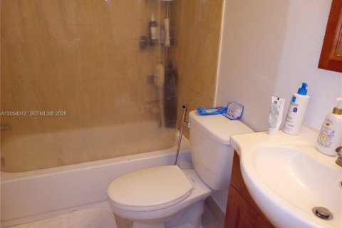 Condo in Miami, Florida, 2 bedrooms  № 2392272 - photo 11