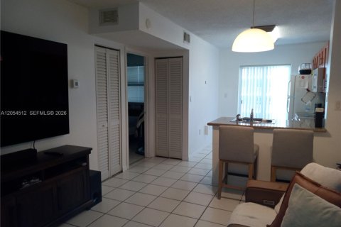 Condo in Miami, Florida, 2 bedrooms  № 2392272 - photo 6