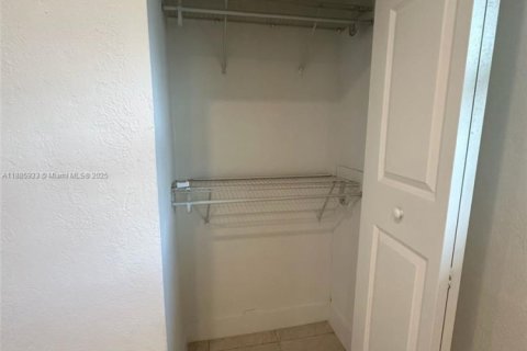 Commercial property in Miami, Florida 1 bedroom № 2013603 - photo 4