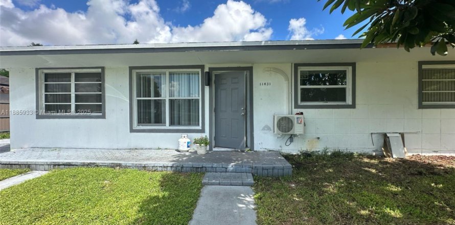 Commercial property in Miami, Florida 1 bedroom № 2013603