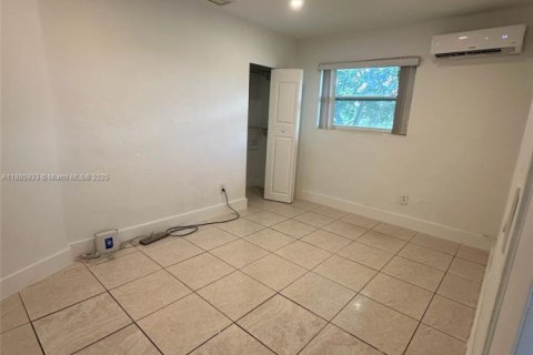 Commercial property in Miami, Florida 1 bedroom № 2013603 - photo 3
