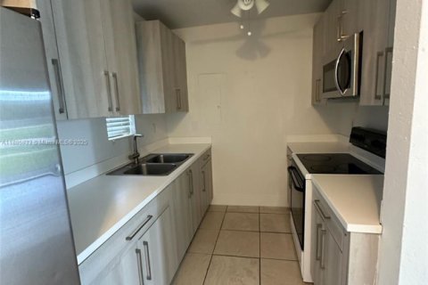 Commercial property in Miami, Florida 1 bedroom № 2013603 - photo 5