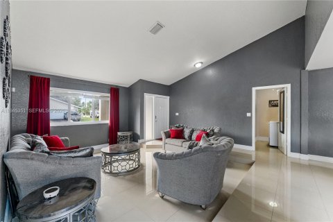 Casa en venta en North Lauderdale, Florida, 3 dormitorios, 133.31 m2 № 2020731 - foto 3
