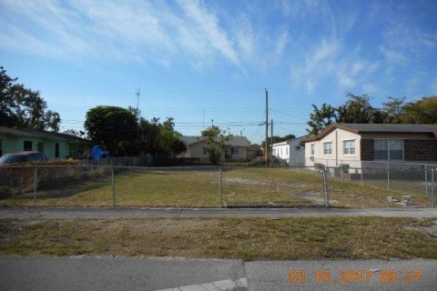 Land in Hollywood, Florida № 1178444 - photo 1
