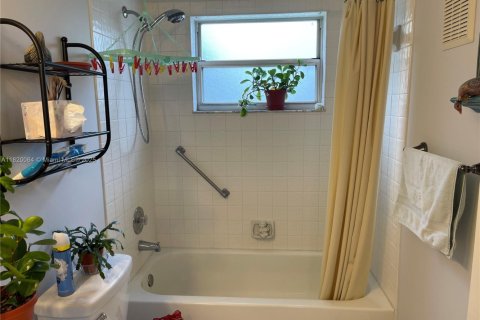 Condo in Sunrise, Florida, 2 bedrooms  № 1779717 - photo 21