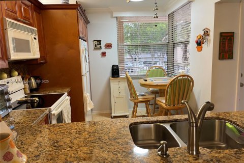 Condo in Sunrise, Florida, 2 bedrooms  № 1779717 - photo 5