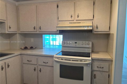 Condo in Hollywood, Florida, 2 bedrooms  № 2060886 - photo 12