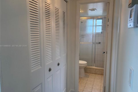 Condo in Hollywood, Florida, 2 bedrooms  № 2060886 - photo 20