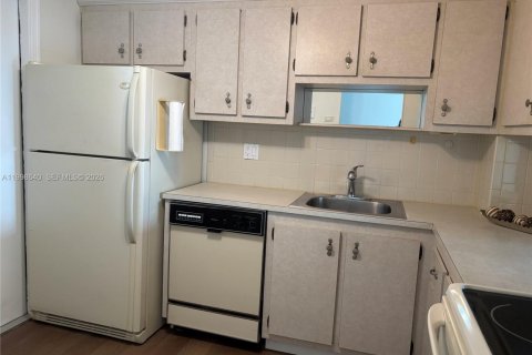 Condo in Hollywood, Florida, 2 bedrooms  № 2060886 - photo 4