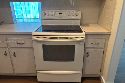 Condo in Hollywood, Florida, 2 bedrooms  № 2060886 - photo 8