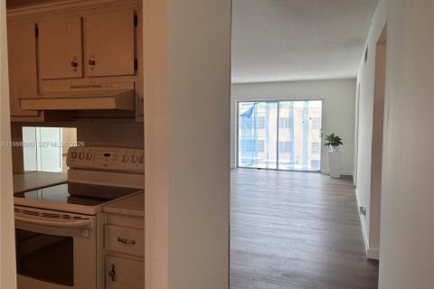 Condo in Hollywood, Florida, 2 bedrooms  № 2060886 - photo 7
