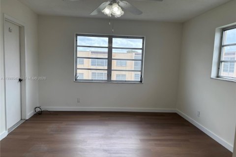 Condo in Hollywood, Florida, 2 bedrooms  № 2060886 - photo 24