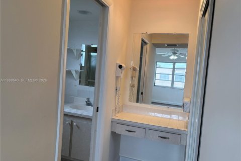Condo in Hollywood, Florida, 2 bedrooms  № 2060886 - photo 30