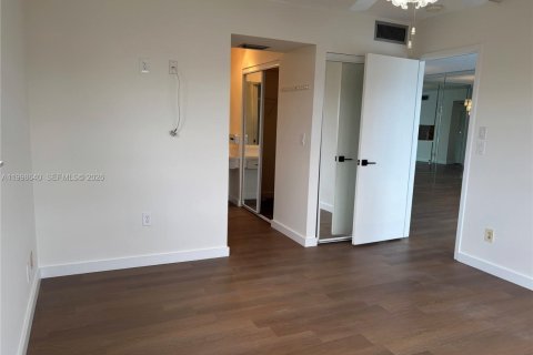 Condo in Hollywood, Florida, 2 bedrooms  № 2060886 - photo 25