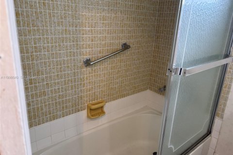 Condo in Hollywood, Florida, 2 bedrooms  № 2060886 - photo 28