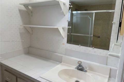 Condo in Hollywood, Florida, 2 bedrooms  № 2060886 - photo 29